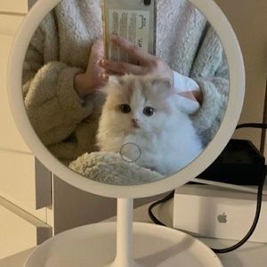 Meet your Posher, Iris